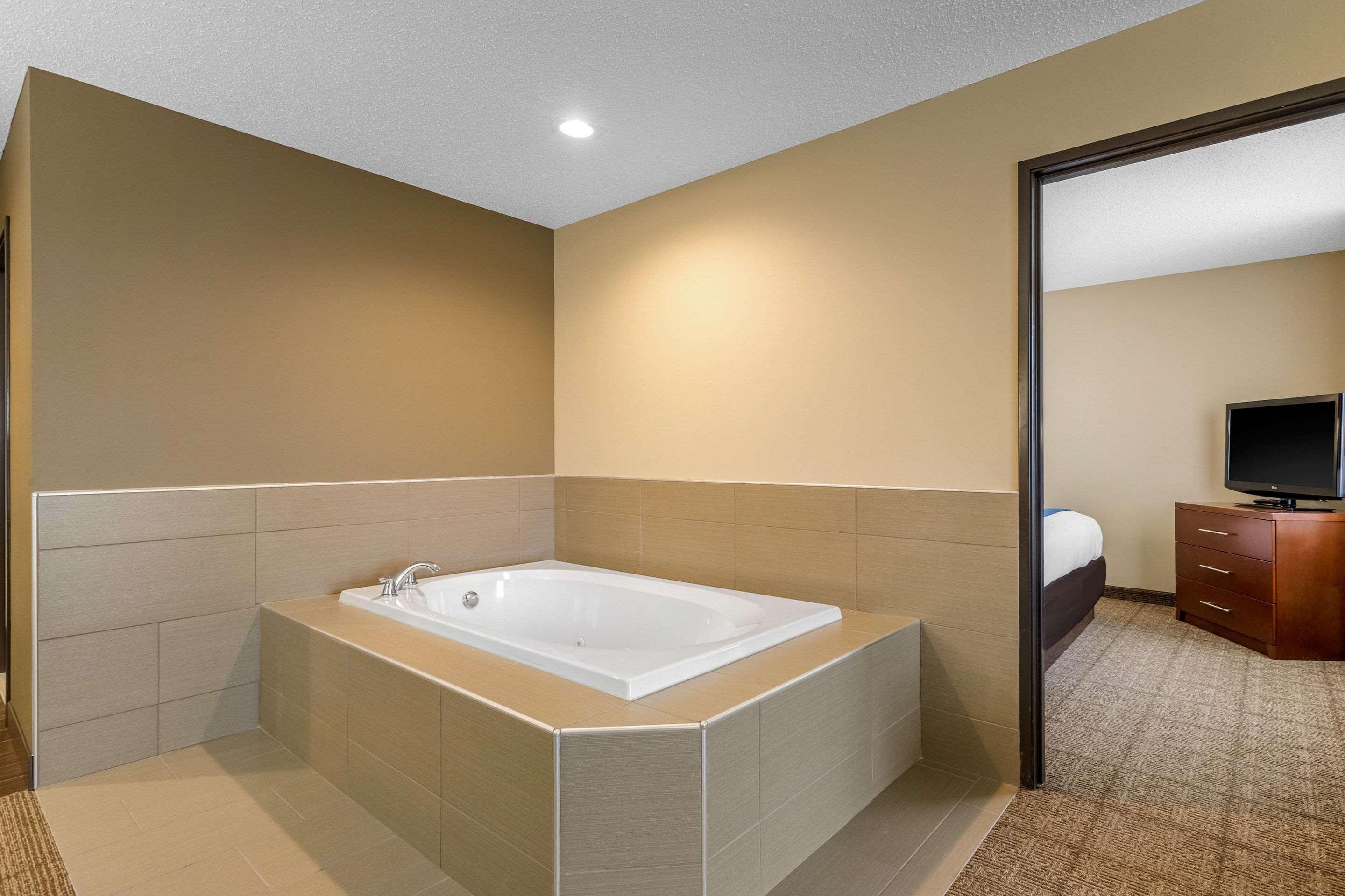 Comfort Suites Cedar Falls Εξωτερικό φωτογραφία