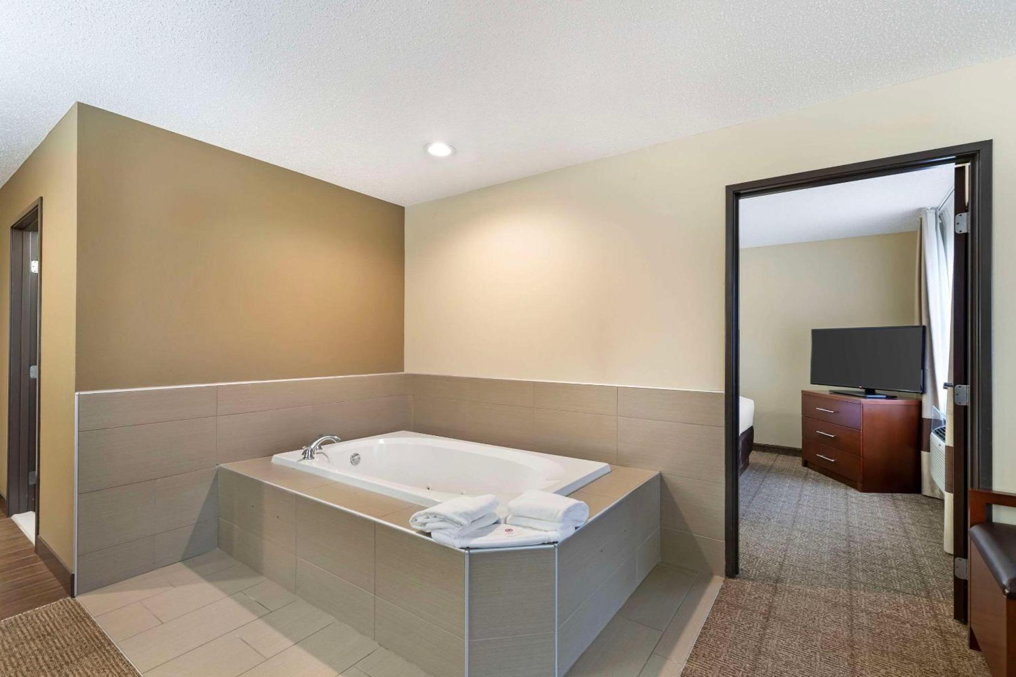 Comfort Suites Cedar Falls Εξωτερικό φωτογραφία